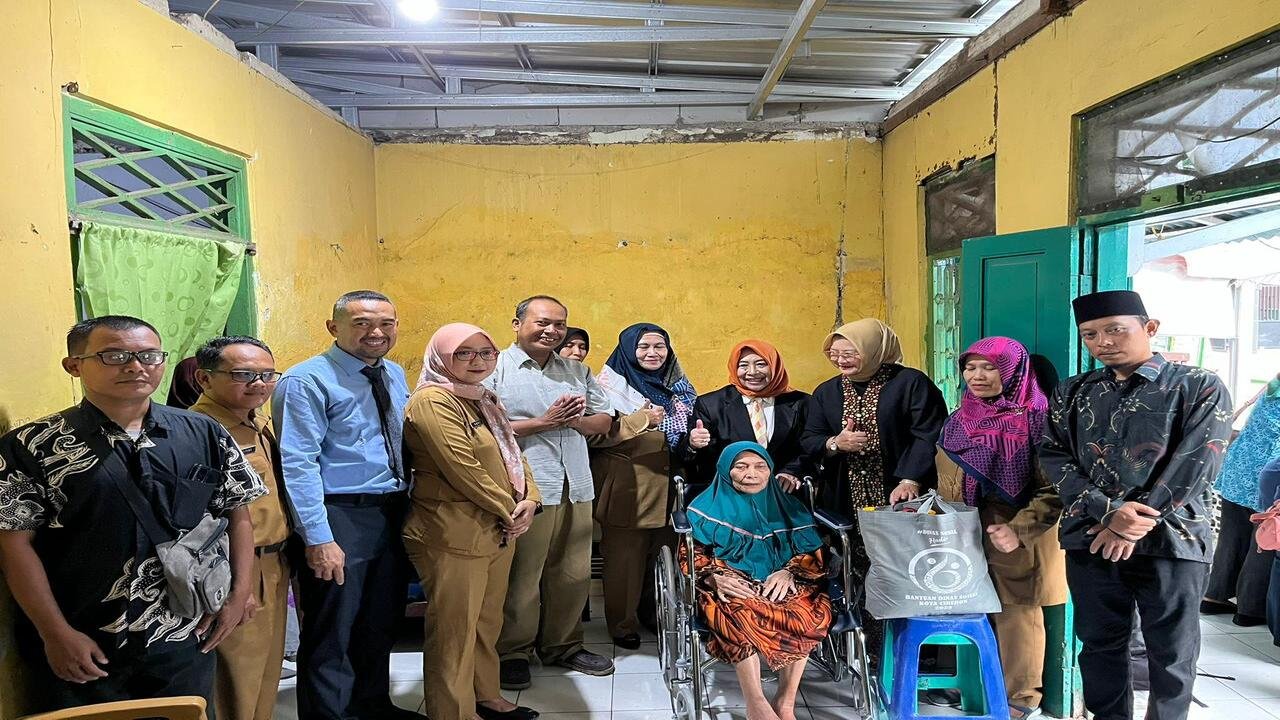 KEGIATAN PEMBERIAN PAKET SEMBAKO DAN KURSI RODA BAGI DISABILITAS DI KELURAHAN PEKALIPAN KOTA CIREBON